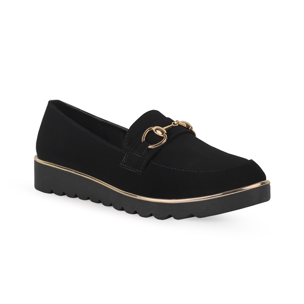 Vista diagonal del mocasín negro con herraje y detalles metálicos en la plataforma baja 3cm para dama 