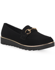 Vista diagonal del mocasín negro con herraje y detalles metálicos en la plataforma baja 3cm para dama 