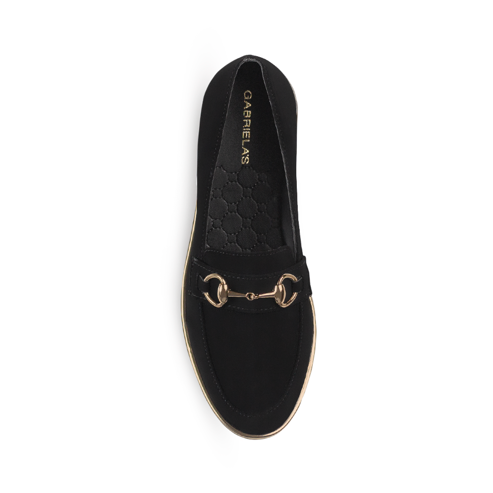 Vista superior del mocasín negro con herraje decorativo y detalles metálicos en la plataforma baja 3cm 