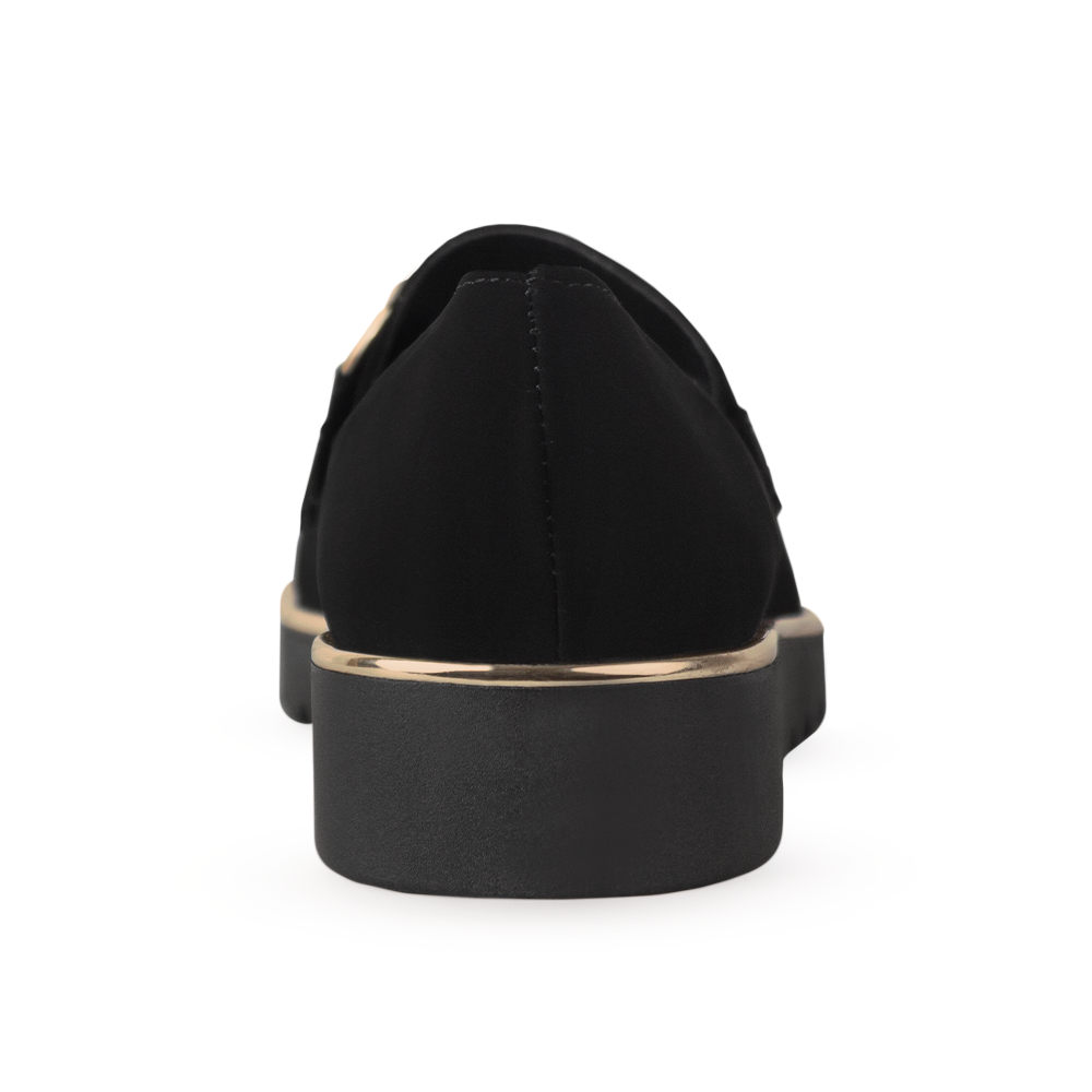Vista trasera de la plataforma baja 3cm con detalle metálico del mocasín negro para dama con herraje decorativo 