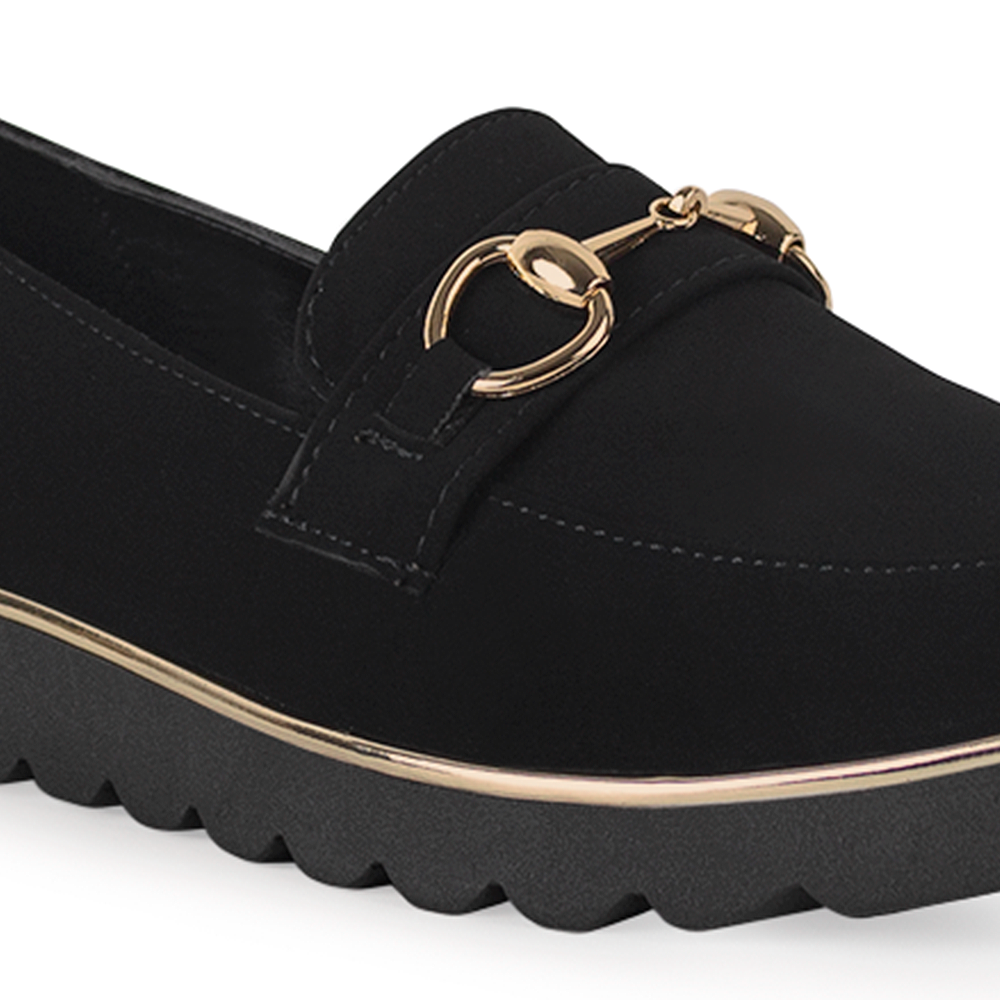 Detalle el material buck en el mocasín negro para dama con herraje y plataforma baja 3cm con detalles metálicos 