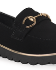 Detalle el material buck en el mocasín negro para dama con herraje y plataforma baja 3cm con detalles metálicos 