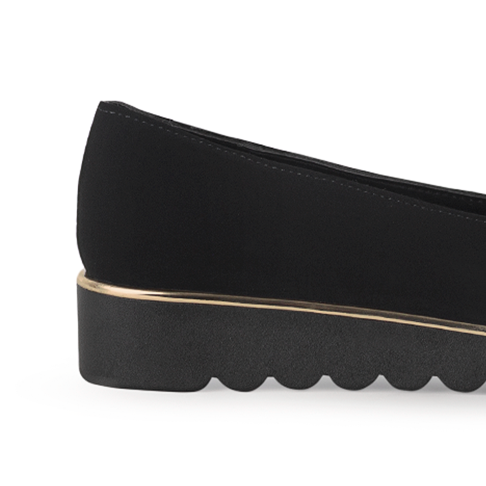 Vista del detalle metálico en la plataforma baja 3cm del mocasín negro para dama con herraje decorativo