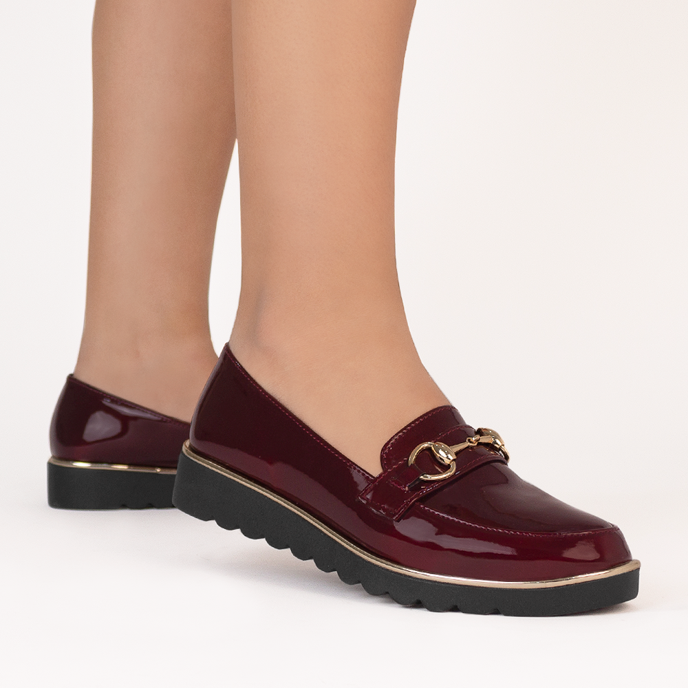 Mocasines vino con detalles metálicos y plataforma baja 3cm para dama 