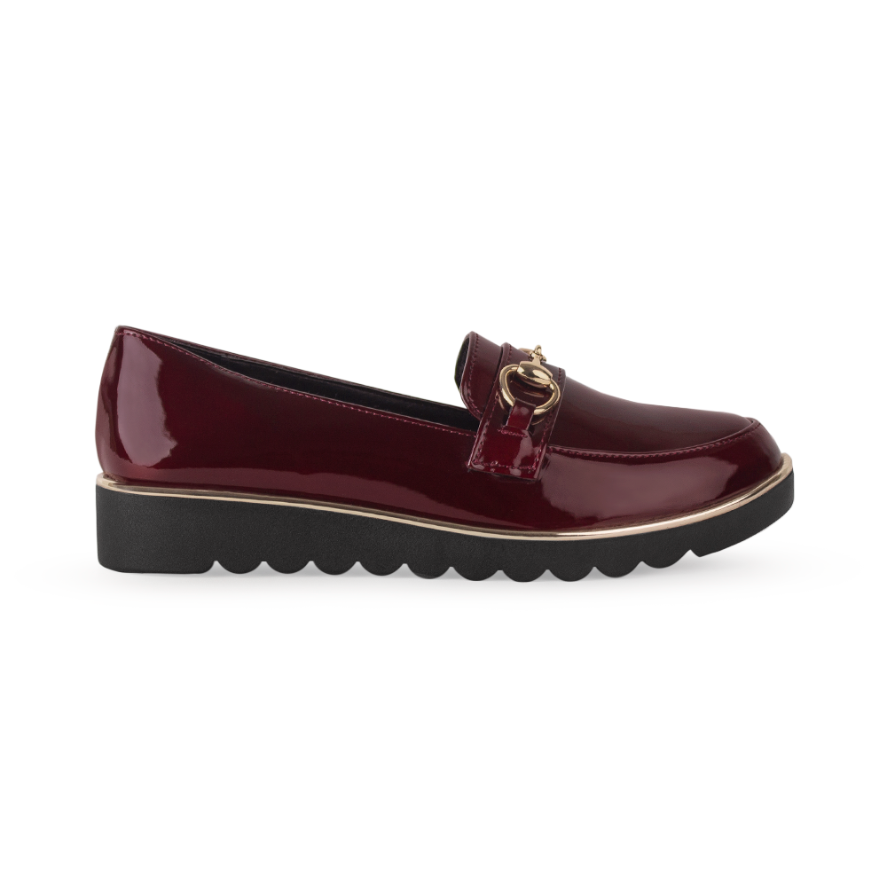Vista lateral del mocasín vino para dama con plataforma baja 3cm y detalles metálicos 