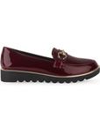 Vista lateral del mocasín vino para dama con plataforma baja 3cm y detalles metálicos 