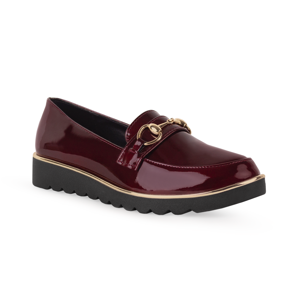 Vista diagonal del mocasín vino con herraje y detalles metálicos en la plataforma baja 3cm para dama 