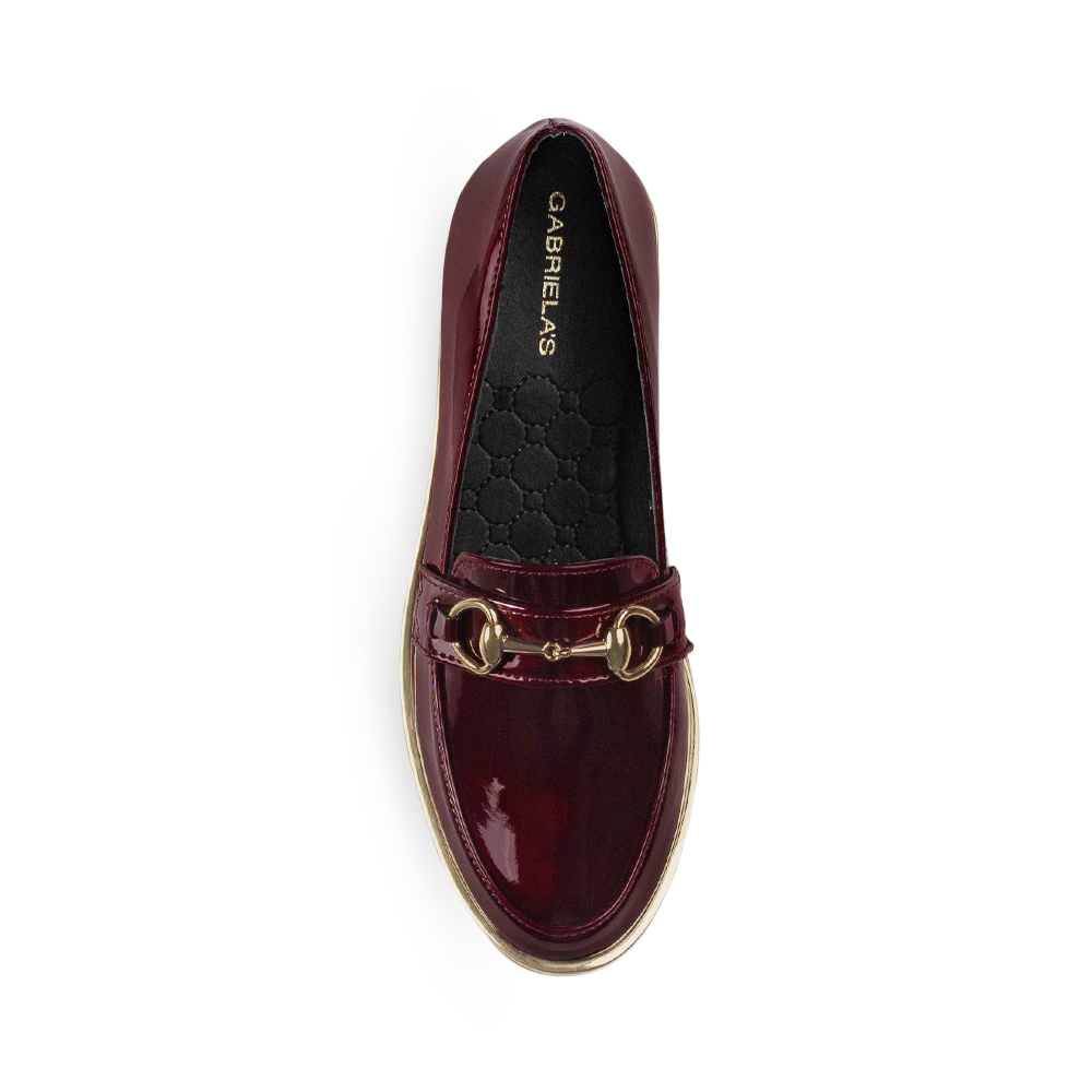 Vista superior del mocasín vino con herraje decorativo y detalles metálicos en la plataforma baja 3cm 