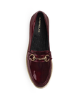 Vista superior del mocasín vino con herraje decorativo y detalles metálicos en la plataforma baja 3cm 