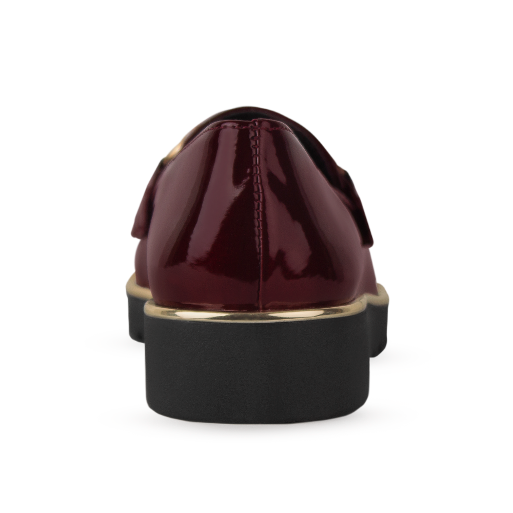 Vista trasera de la plataforma baja 3cm con detalle metálico del mocasín vino para dama con herraje decorativo 