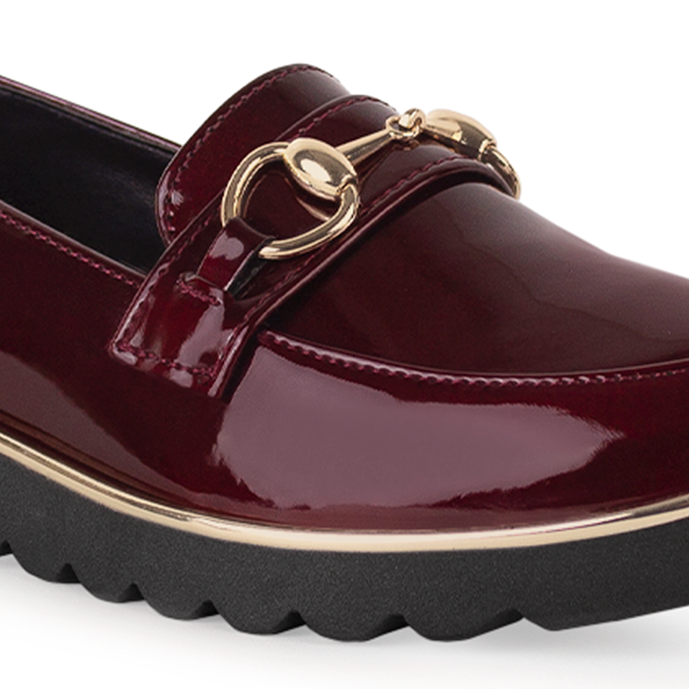 Detalle el material charol nebraska en el mocasín vino para dama con herraje y plataforma baja 3cm con detalles metálico
