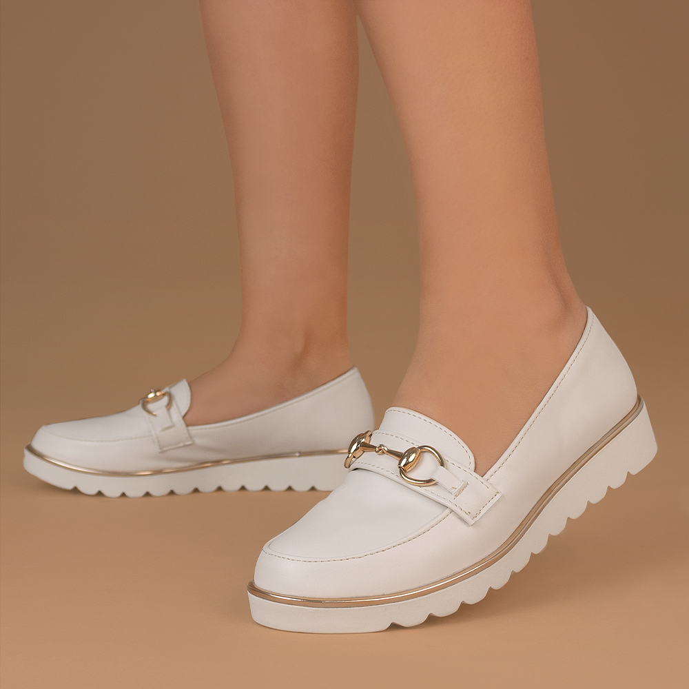 Mocasines beige con detalles metálicos y plataforma baja 3cm para dama 