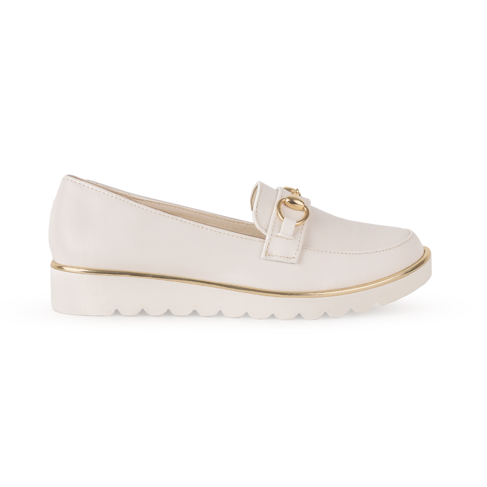 Vista lateral del mocasín beige para dama con plataforma baja 3cm y detalles metálicos 