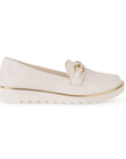 Vista lateral del mocasín beige para dama con plataforma baja 3cm y detalles metálicos 