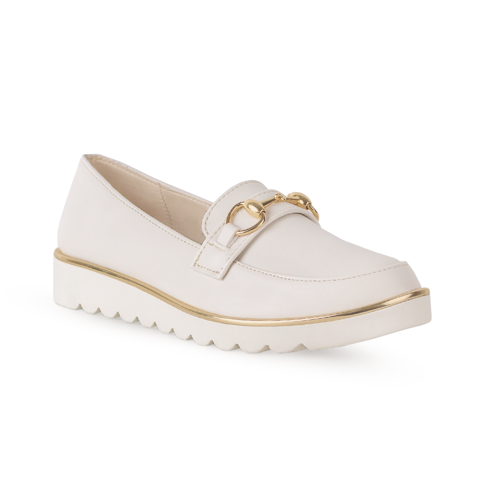 Vista diagonal del mocasín beige con herraje y detalles metálicos en la plataforma baja 3cm para dama 
