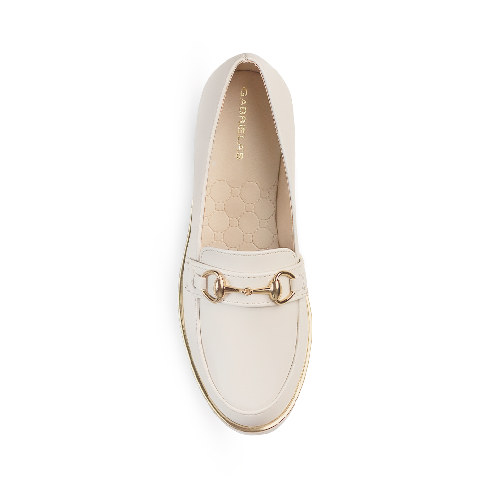 Vista superior del mocasín beige con herraje decorativo y detalles metálicos en la plataforma baja 3cm 