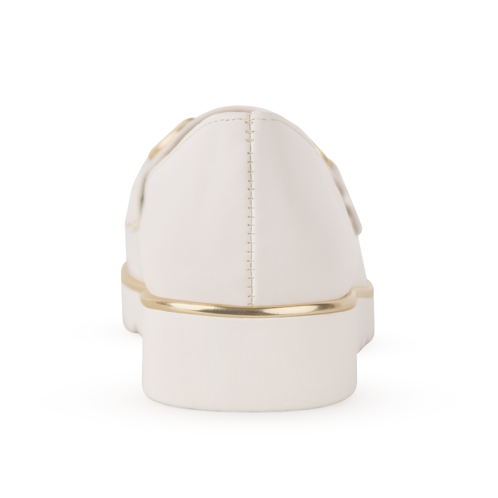 Vista trasera de la plataforma baja 3cm con detalle metálico del mocasín beige para dama con herraje decorativo 