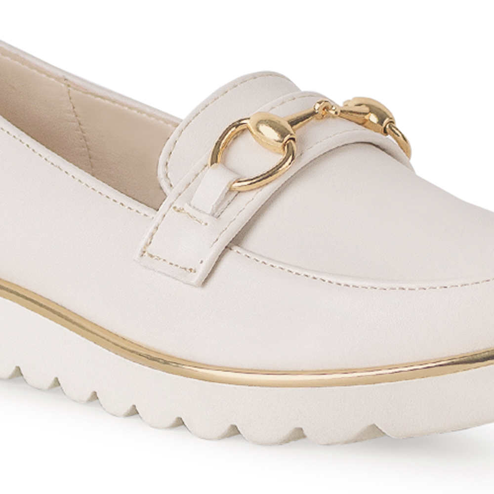 Detalle el material sintético en el mocasín beige para dama con herraje y plataforma baja 3cm con detalles metálicos 