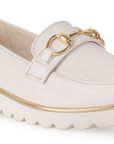 Detalle el material sintético en el mocasín beige para dama con herraje y plataforma baja 3cm con detalles metálicos 