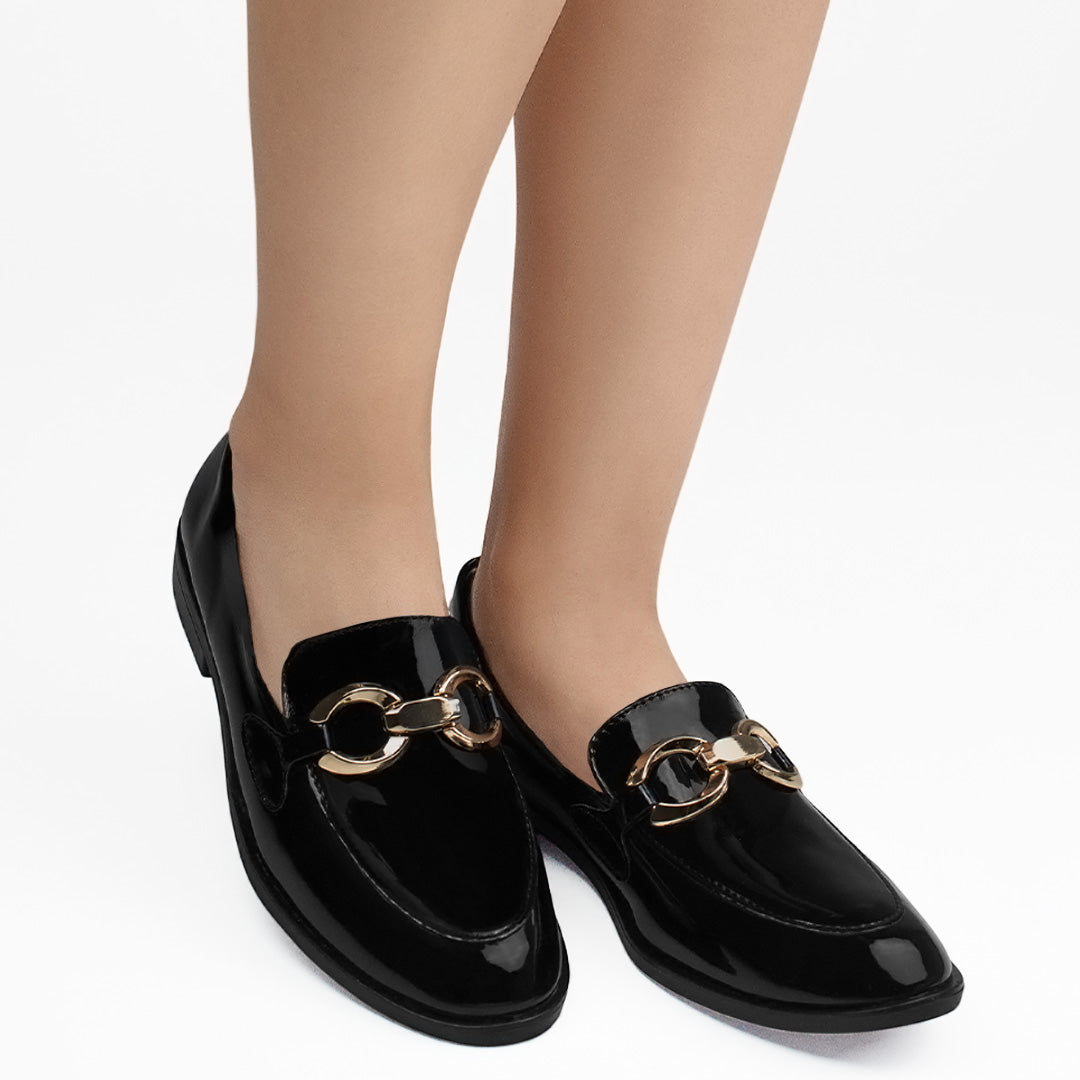 Mocasines negros para dama en acabado charol con punta redonda y herraje metálico 