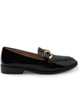 Vista lateral del mocasín negro de charol con suela de piso, herraje metálico decorativo para dama  
