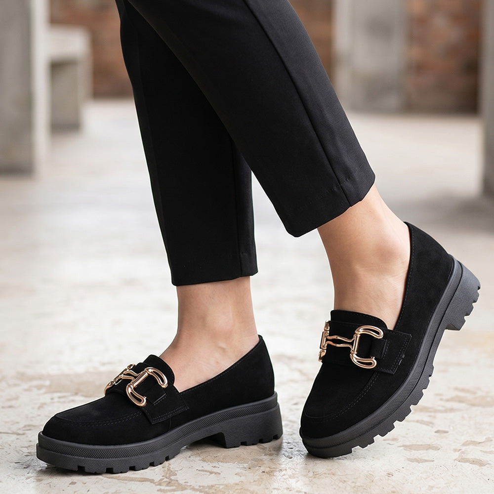 Mocasines negros para dama con suela chunky tipo track y herraje metálico decorativo