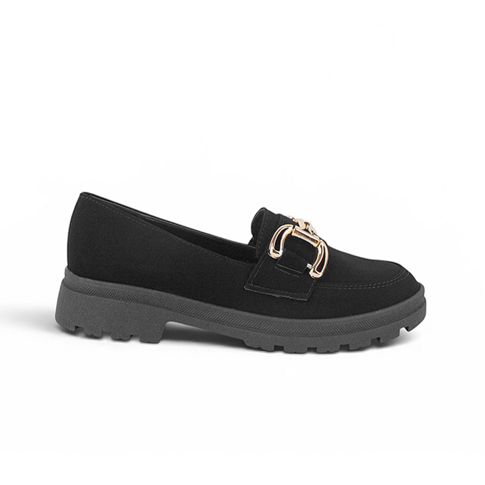 Vista lateral del mocasín negro para dama con tacón bajo 3cm suela chunky tipo track para dama y herraje metálico  