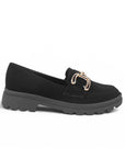 Vista lateral del mocasín negro para dama con tacón bajo 3cm suela chunky tipo track para dama y herraje metálico  