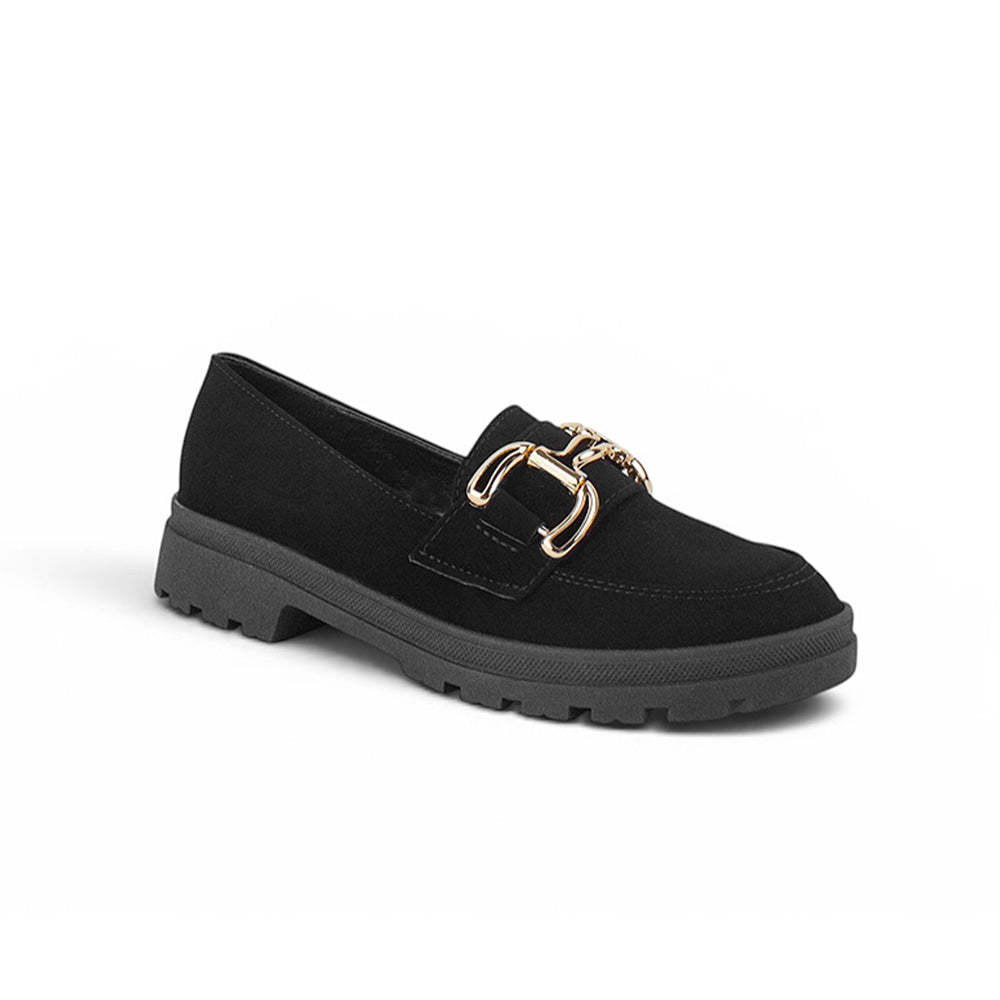 Vista diagonal del mocasín negro para dama con herraje metálico decorativo de estilo chunky y tacón bajo 3cm 