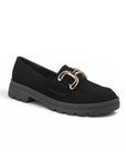 Vista diagonal del mocasín negro para dama con herraje metálico decorativo de estilo chunky y tacón bajo 3cm 