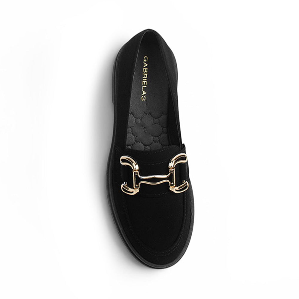 Vista superior del mocasín negro para dama con herrajes metálicos decorativos, punta redonda y tacón bajo 3cm
