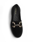 Vista superior del mocasín negro para dama con herrajes metálicos decorativos, punta redonda y tacón bajo 3cm
