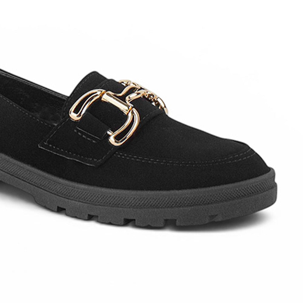 Detalle del material buck en el mocasín negro para dama con herraje metálico decorativo y suela chunky tipo track para dama 