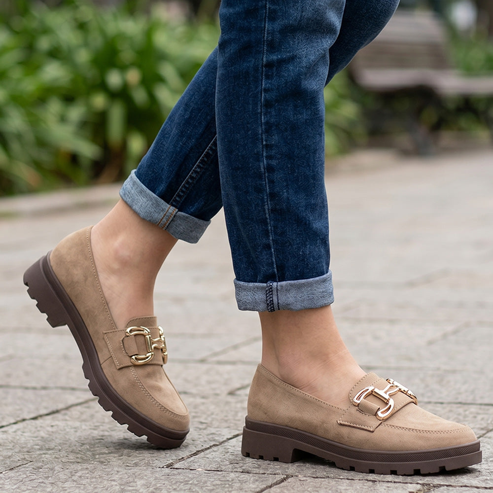 Mocasines beige para dama con suela chunky tipo track y herraje metálico decorativo