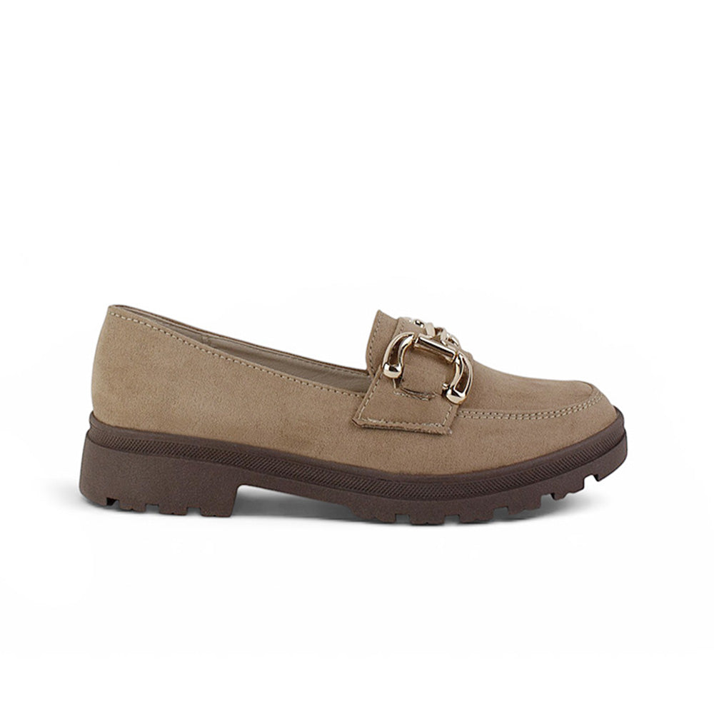 Vista lateral del mocasín beige para dama con tacón bajo 3cm suela chunky tipo track para dama y herraje metálico  