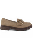 Vista lateral del mocasín beige para dama con tacón bajo 3cm suela chunky tipo track para dama y herraje metálico  