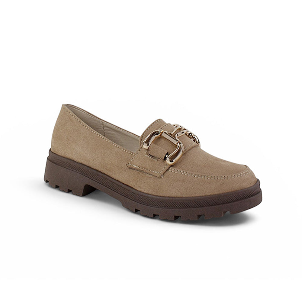 Vista diagonal del mocasín beige para dama con herraje metálico decorativo de estilo chunky y tacón bajo 3cm 