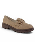 Vista diagonal del mocasín beige para dama con herraje metálico decorativo de estilo chunky y tacón bajo 3cm 