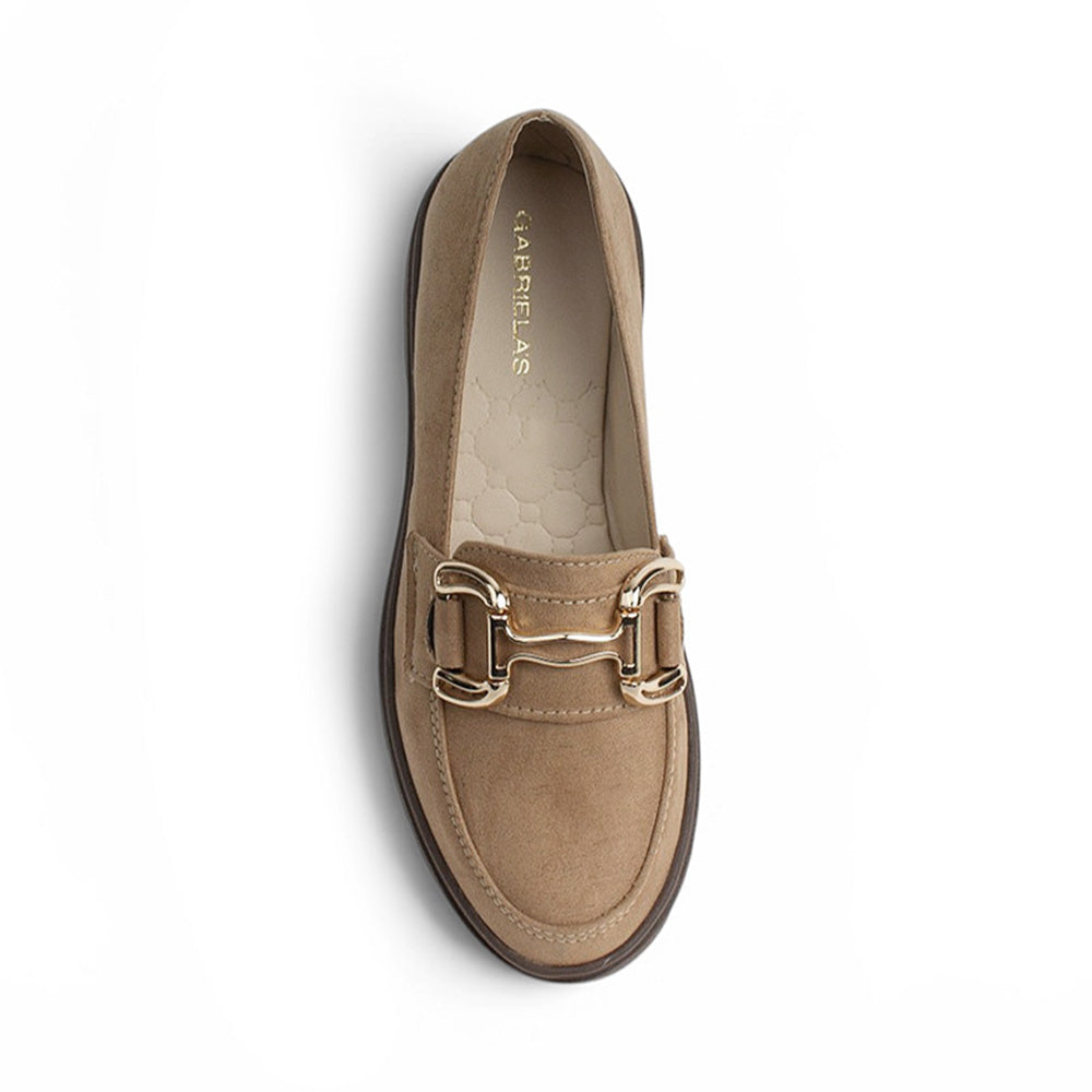 Vista superior del mocasín beige para dama con herrajes metálicos decorativos, punta redonda y tacón bajo 3cm