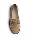 Vista superior del mocasín beige para dama con herrajes metálicos decorativos, punta redonda y tacón bajo 3cm