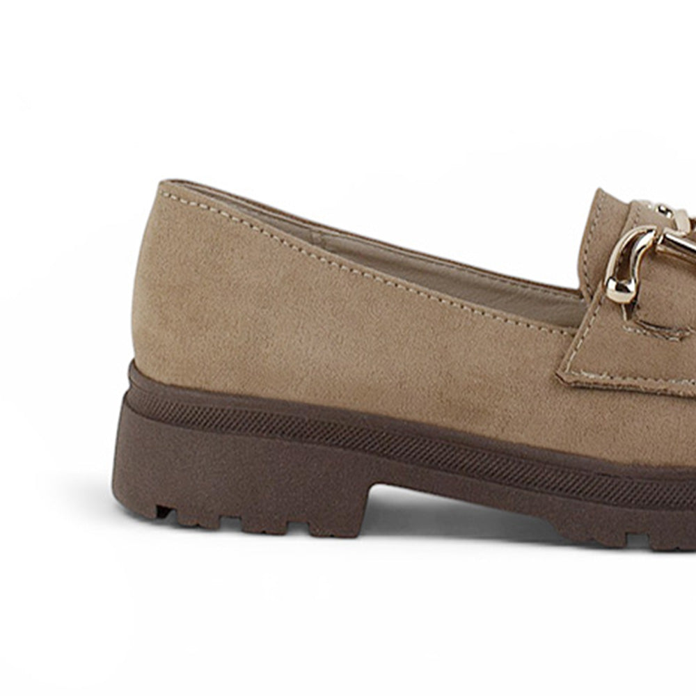Vista trasera del tacón bajo 3cm con suela chunky tipo track del mocasín beige para dama con herraje metálico decorativo 