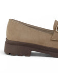 Vista trasera del tacón bajo 3cm con suela chunky tipo track del mocasín beige para dama con herraje metálico decorativo 