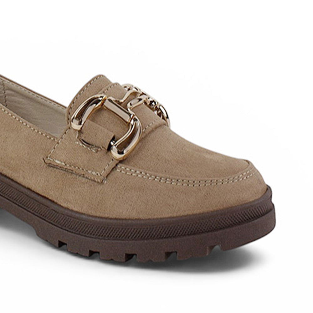 Detalle del material durazno en el mocasín beige para dama con herraje metálico decorativo y suela chunky tipo track para dama 