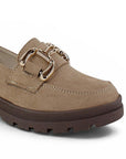 Detalle del material durazno en el mocasín beige para dama con herraje metálico decorativo y suela chunky tipo track para dama 