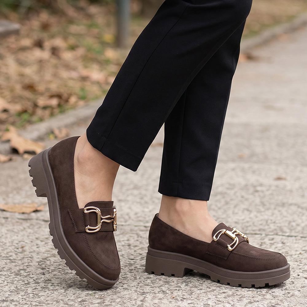 Mocasines cafés para dama con suela chunky tipo track y herraje metálico decorativo