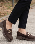 Mocasines cafés para dama con suela chunky tipo track y herraje metálico decorativo