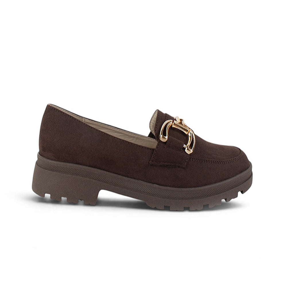 Vista lateral del mocasín café para dama con tacón bajo 3cm suela chunky tipo track para dama y herraje metálico  