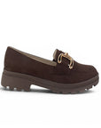 Vista lateral del mocasín café para dama con tacón bajo 3cm suela chunky tipo track para dama y herraje metálico  