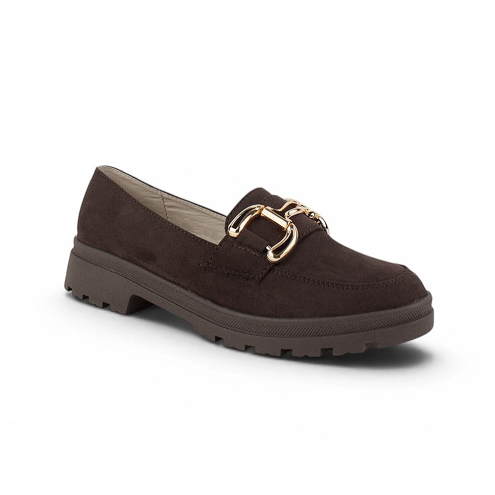 Vista diagonal del mocasín café para dama con herraje metálico decorativo de estilo chunky y tacón bajo 3cm 