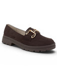 Vista diagonal del mocasín café para dama con herraje metálico decorativo de estilo chunky y tacón bajo 3cm 